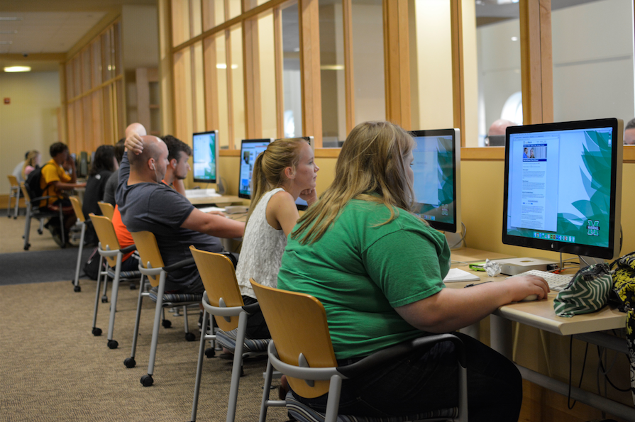 Students take advantage of the librarys computers. The library will now be closing at 11 p.m. Monday through Thursday.