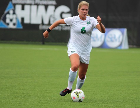Women’s soccer extends record streak
