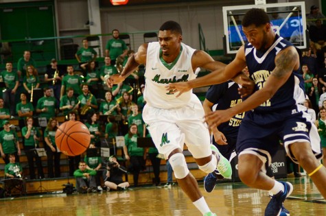 Men’s basketball attempts to build on record win streak on the road at Charlotte
