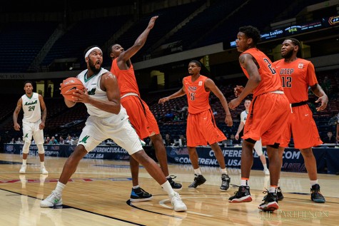 Taylor knocks down final shot, men’s basketball team advances