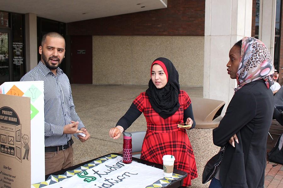 (From Left) Muslim Student Assosication member Kamil Khan and Vice President Malak Khader play Jeopardize with student Khulud Khudur at the Meet-A-Muslim table outside the MSC, April 4, 2016.