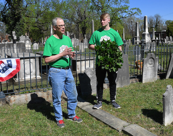 Marshall President Jerry Gilbert and SGA President Matt Jarvis lay a wreath onto Supreme Court Justice John Marshall’s grave in Richmond, VA. 