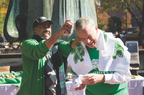 Gilbert goes green to support United Way