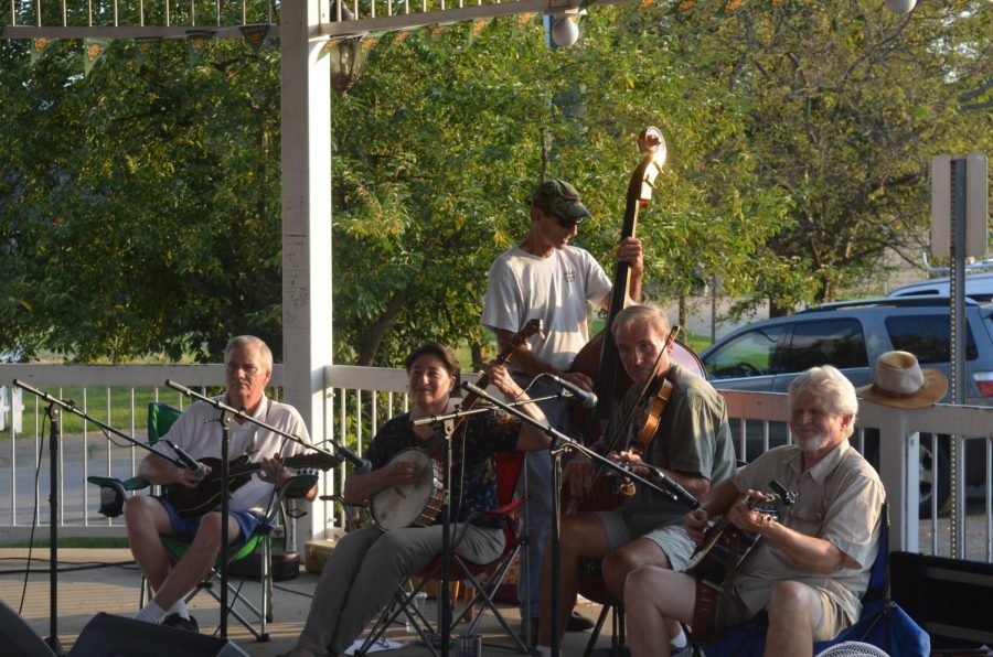The Huntington Music and Arts Festival kicked off Tuesday with a performance from Stony Point String Band and Tim Lancaster while attendees could dance and observe spinning, hand weaving and knitting by local artisans.