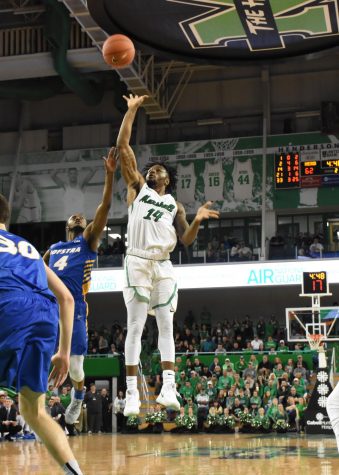 Men’s basketball edges Hofstra