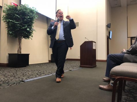 Guest political science professor discusses politics at Marshall