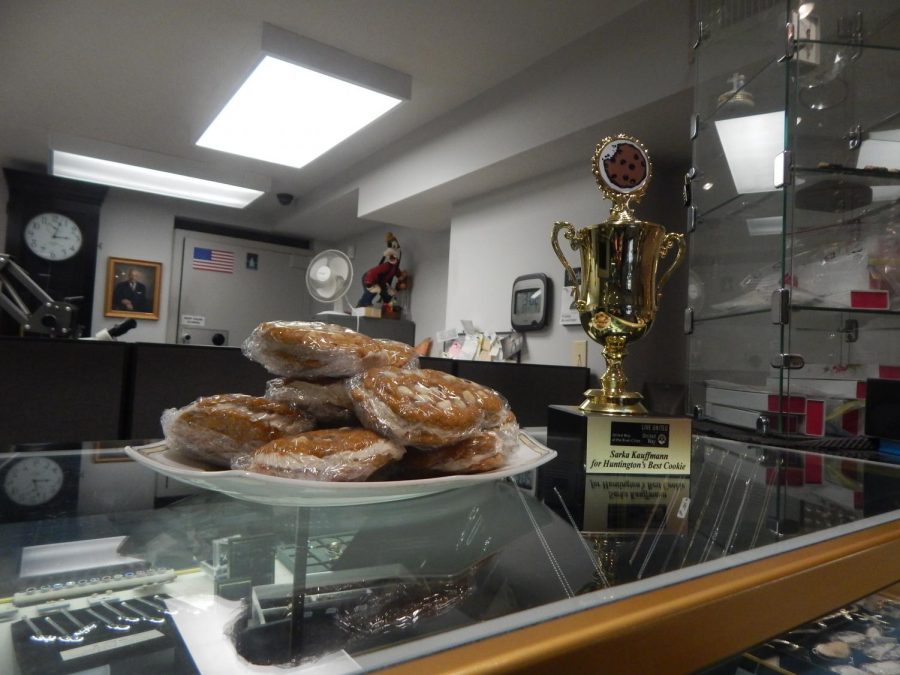 United Way’s Best Chocolate Chip Cookie trophy presented to Sarka-Kauffmann Jewelers
