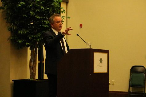 Federal judge discusses separation of powers in government during Amicus Curiae lecture