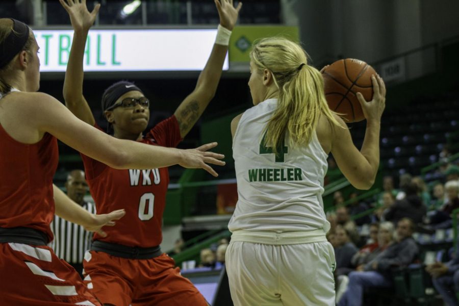 Freshman+guard+Savannah+Wheeler+attempted+to+pass+the+ball+through+the+WKU+Hilltoppers+defense.